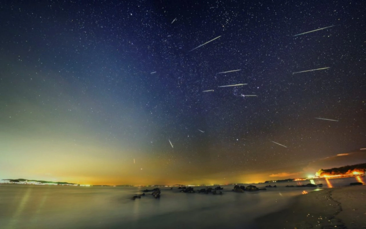 Geminids over pacific ocean