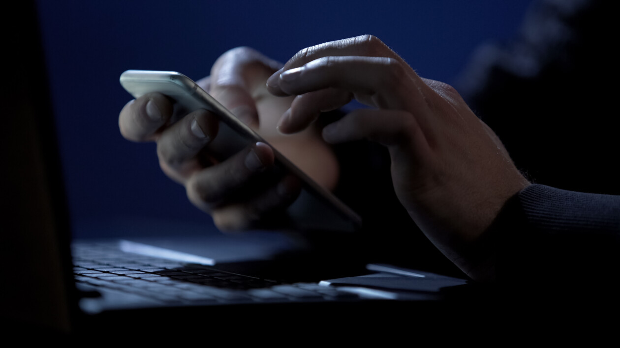 Scammer holds smartphone, cracks two factor authentication, steals money online