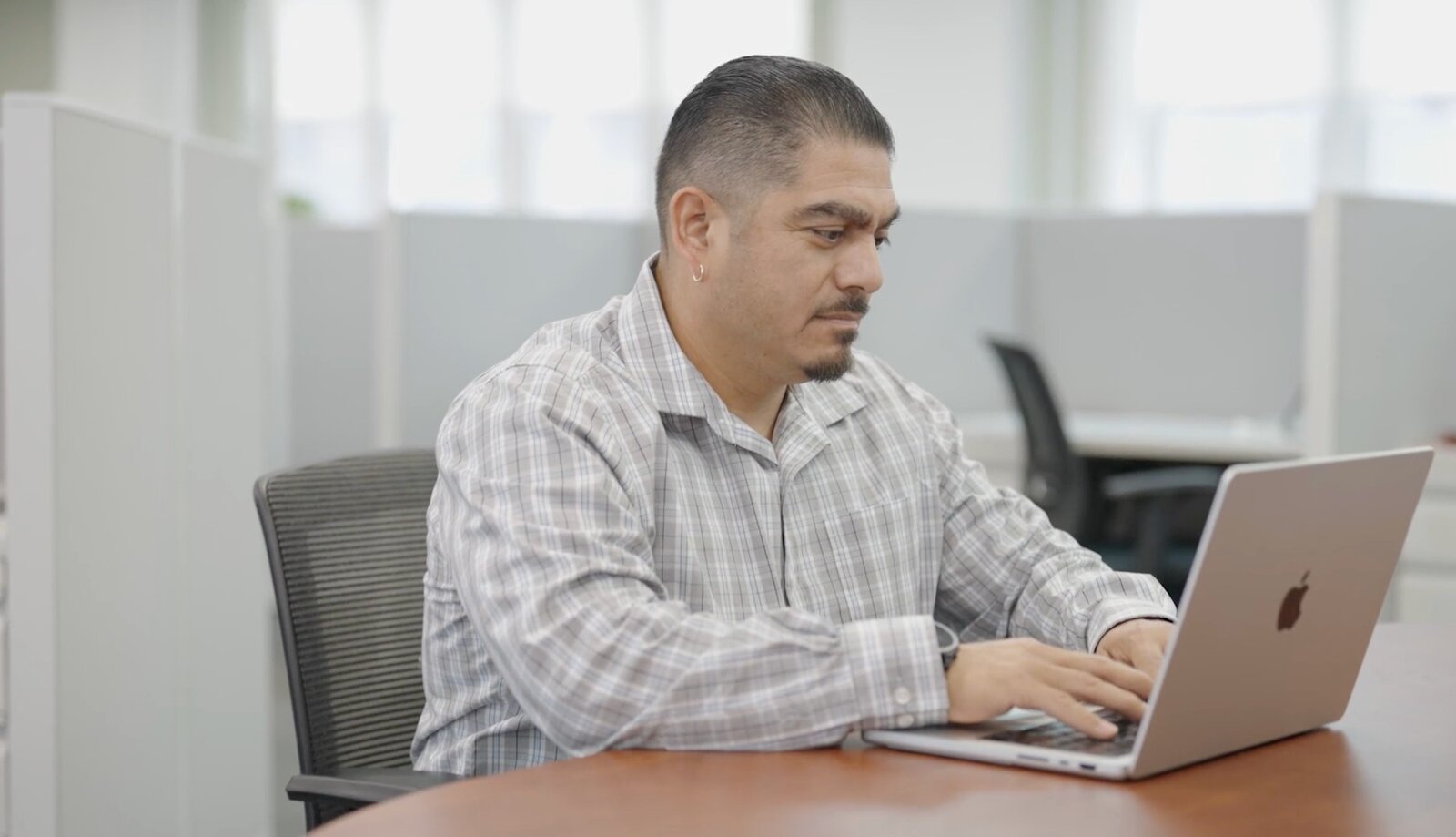 Andres ruggiero of inspiritech, working at his laptop