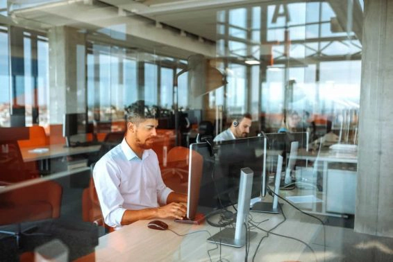 Descubra los beneficios de incorporar la inteligencia artificial en el contact center