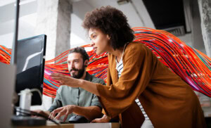 Más allá del “Bot”: Por qué la verdadera rentabilidad en las empresas reside en la IA invisible