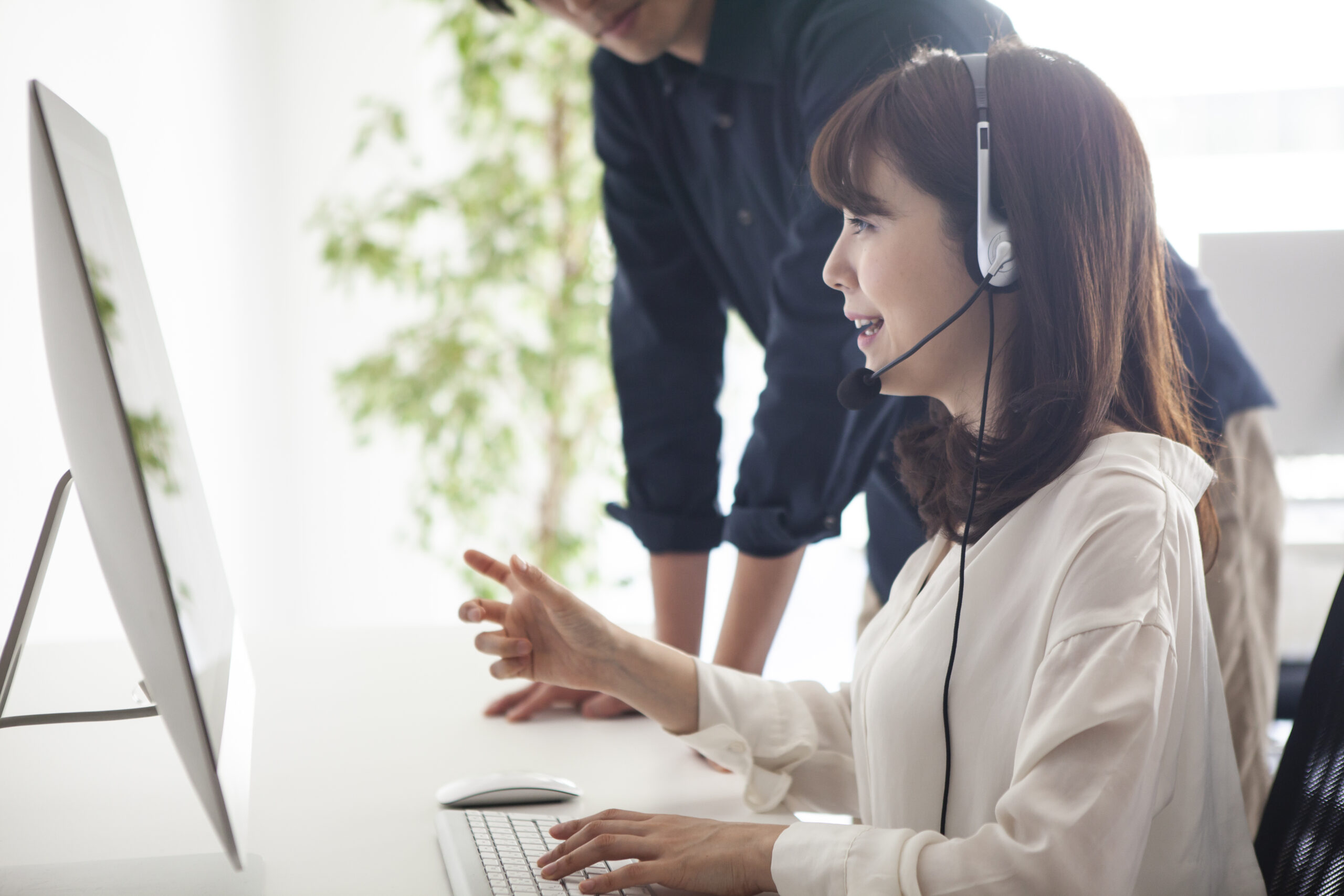 A woman whose manager is instructing the support content woman customer support